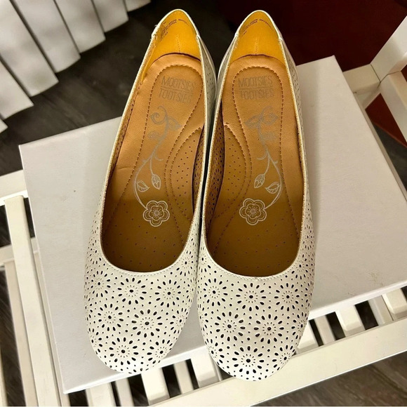 Mootsies Tootsies White Perforated Flats, Size 39.5, New Without Box - Picture 2 of 7